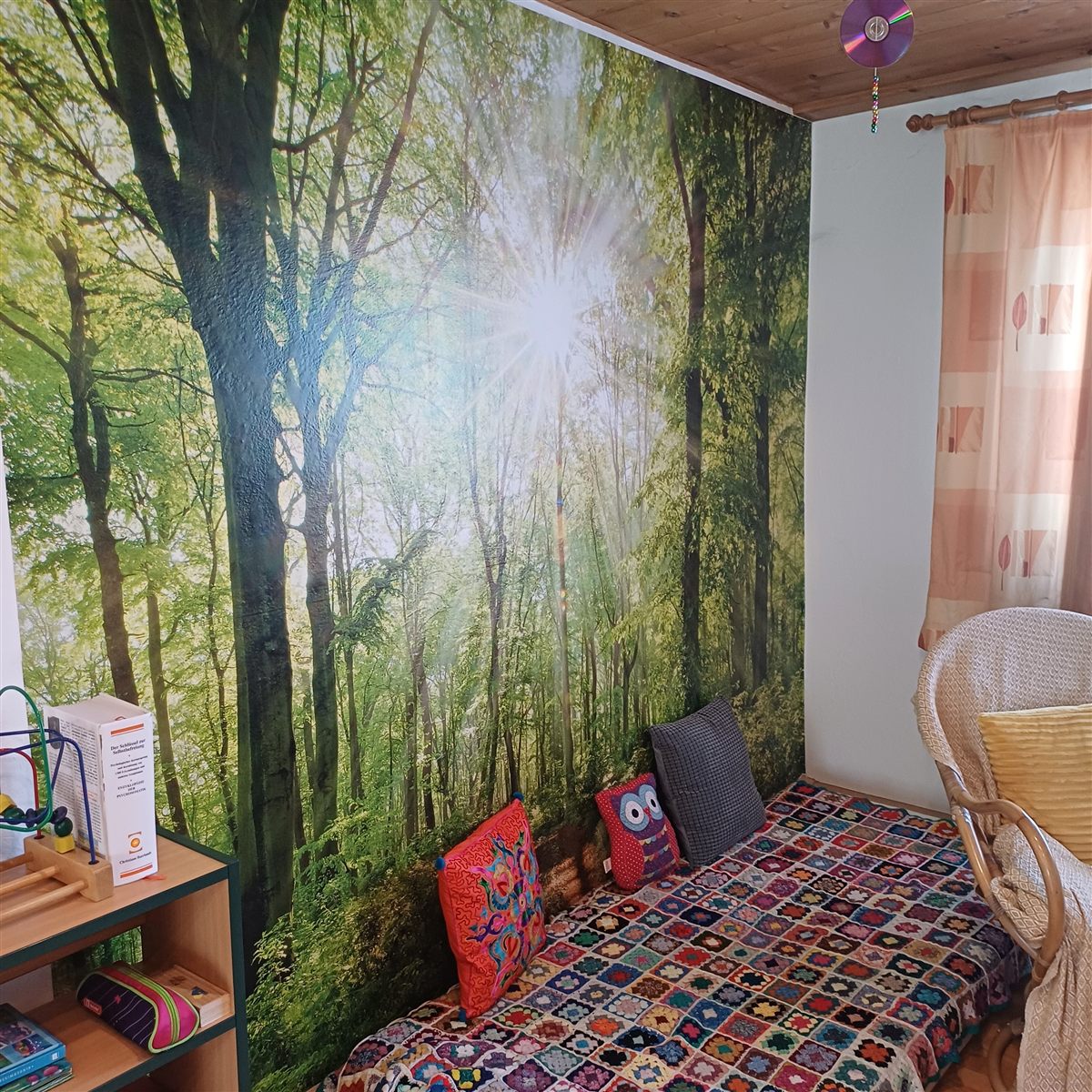 Gemütliche Ecke mit Waldmotiv